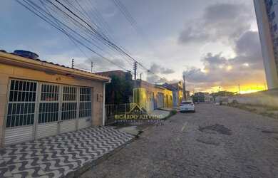 Imagem: A casa possui 3 Dormitórios, 3 Banheiros, 1 Vaga na garagem