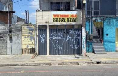 Imagem: A casa possui 4 Dormitórios, 2 Banheiros, 1 Vaga na garagem