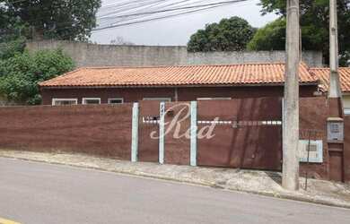 Imagem: A casa possui 2 Dormitórios, 1 Banheiro, 4 Vagas na garagem