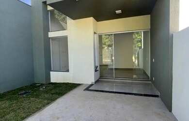 Imagem: A casa possui 3 Dormitórios, 2 Banheiros, 2 Vagas na garagem