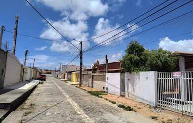 Imagem: A casa possui 3 Dormitórios, 2 Banheiros, 2 Vagas na garagem