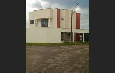 Imagem: A casa possui 3 Dormitórios, 2 Banheiros, 5 Vagas na garagem