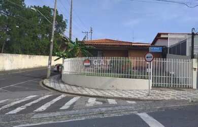 Imagem: A casa possui 4 Dormitórios, 1 Banheiro, 199m² de Área e