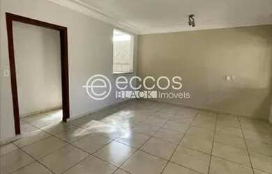 Imagem: A casa possui 3 Dormitórios, 3 Banheiros, 2 Vagas na garagem