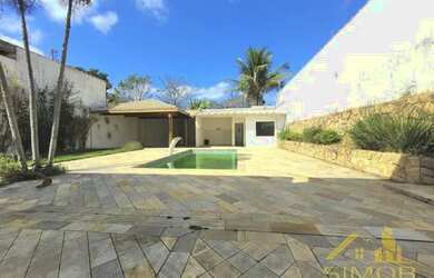 Imagem: A casa possui 4 Dormitórios, 2 Banheiros, 2 Vagas na garagem