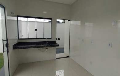 Imagem: A casa possui 3 Dormitórios, 2 Banheiros, 2 Vagas na garagem