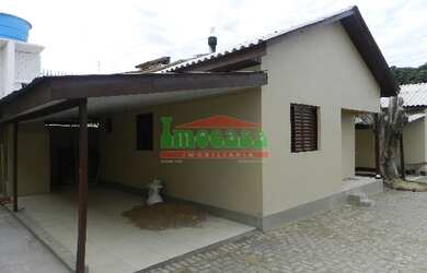 Imagem: A casa possui 2 Dormitórios, 1 Banheiro, 1 Vaga na garagem