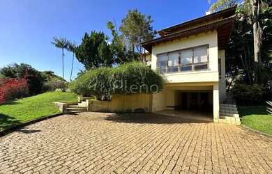 Imagem: A casa possui 4 Dormitórios, 2 Banheiros, 5 Vagas na garagem