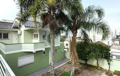 Imagem: A casa possui 3 Dormitórios, 2 Banheiros, 5 Vagas na garagem