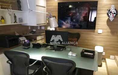 Imagem: A casa possui 5 Dormitórios, 5 Banheiros, 3 Vagas na garagem