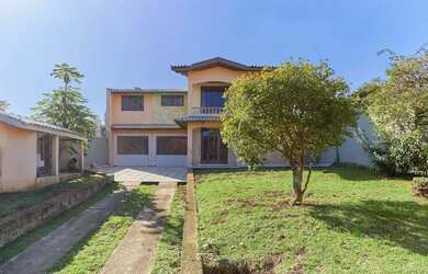 Imagem: A casa possui 3 Dormitórios, 3 Banheiros, 5 Vagas na garagem