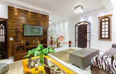 Imagem: A casa possui 3 Dormitórios, 2 Banheiros, 4 Vagas na garagem