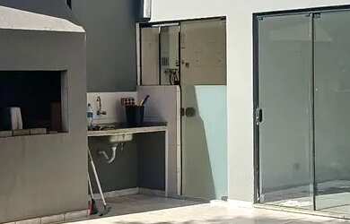 Imagem: A casa possui 3 Dormitórios, 3 Banheiros, 4 Vagas na garagem