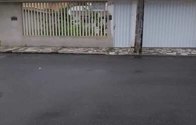 Imagem: A casa possui 3 Dormitórios, Acomodam 10 pessoas, 3 Vagas na