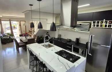 Imagem: A casa possui 2 Dormitórios, 3 Banheiros, 2 Vagas na garagem