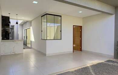 Imagem: A casa possui 3 Dormitórios, 2 Banheiros e está localizado