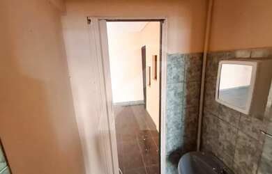 Imagem 11: Salão comercial com 2 banheiros e porta de aço