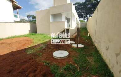 Imagem: A casa possui 3 Dormitórios, 2 Banheiros, 2 Vagas na garagem