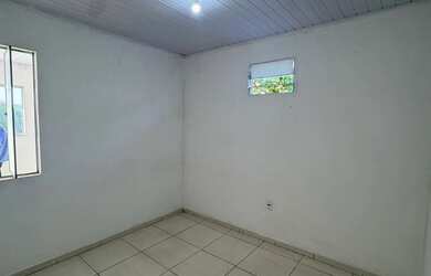 Imagem: A casa possui 1 Dormitório, 1 Banheiro, 1 Vaga na garagem