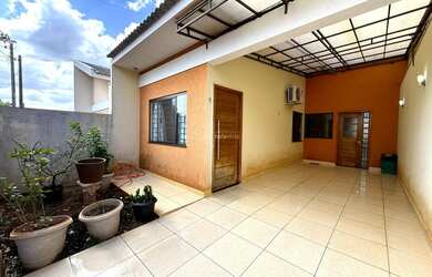 Imagem: A casa possui 2 Dormitórios, 1 Banheiro, 1 Vaga na garagem