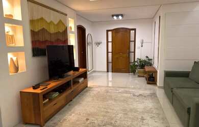 Imagem: A casa possui 3 Dormitórios, 3 Banheiros, 2 Vagas na garagem