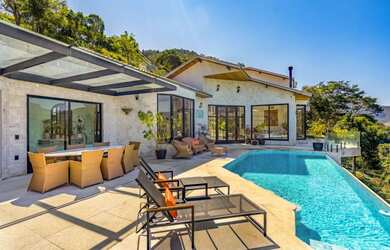 Imagem: A casa em condomínio possui 4 Dormitórios, 2 Banheiros, 4