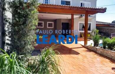 Imagem: A casa possui 3 Dormitórios, 4 Banheiros, 5 Vagas na garagem