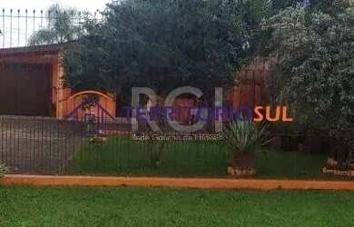 Imagem: A casa possui 3 Dormitórios, 2 Banheiros, 3 Vagas na garagem