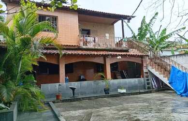 Imagem: A casa possui 4 Dormitórios, 2 Banheiros, 2 Vagas na garagem