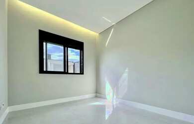 Imagem: A casa possui 5 Dormitórios, 5 Banheiros, 4 Vagas na garagem