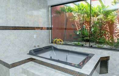 Imagem: A casa em condomínio à venda possui 3 Dormitórios, 5 Banheiros