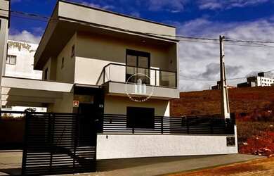 Imagem: A casa possui 3 Dormitórios, 3 Banheiros, 3 Vagas na garagem