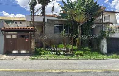 Imagem: A casa possui 3 Dormitórios, 3 Banheiros, 2 Vagas na garagem