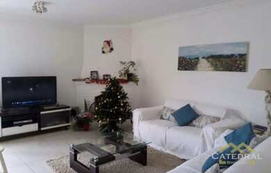 Imagem: A casa possui 3 Dormitórios, 2 Banheiros, 4 Vagas na garagem