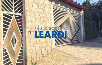 Imagem: A casa possui 3 Dormitórios, 3 Banheiros, 2 Vagas na garagem