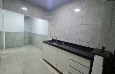 Imagem: A casa possui 3 Dormitórios, 1 Banheiro, 2 Vagas na garagem