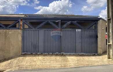 Imagem: A casa possui 3 Dormitórios, 2 Banheiros, 186m² de Área