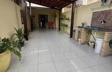 Imagem: A casa possui 3 Dormitórios, 2 Banheiros, 2 Vagas na garagem