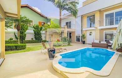 Imagem: A casa possui 3 Dormitórios, 4 Banheiros, 4 Vagas na garagem