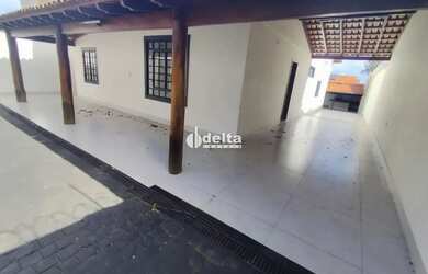 Imagem: A casa possui 3 Dormitórios, 3 Banheiros, 3 Vagas na garagem