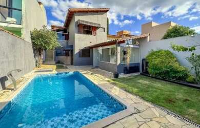 Imagem: A casa possui 3 Dormitórios, 4 Banheiros, 2 Vagas na garagem