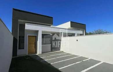 Imagem: A casa possui 3 Dormitórios, 2 Banheiros, 2 Vagas na garagem