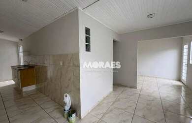 Imagem: A casa possui 3 Dormitórios, 2 Banheiros, 2 Vagas na garagem