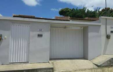 Imagem: A casa possui 2 Dormitórios, 2 Banheiros, 2 Vagas na garagem