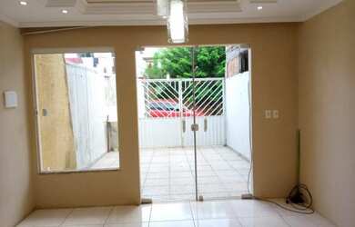 Imagem: A casa possui 2 Dormitórios, 2 Banheiros, 1 Vaga na garagem