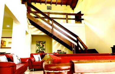 Imagem: A casa em condomínio à venda possui 5 Dormitórios, 5 Banheiros