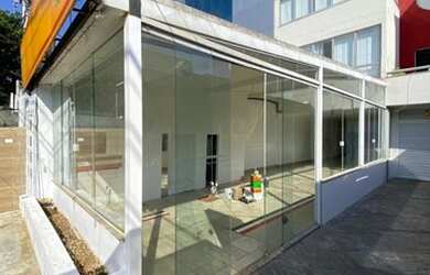 Imagem: O depósito possui 5 Vagas na garagem, 120m² de Área e está