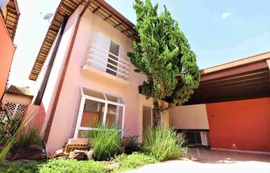 Imagem: A casa possui 3 Dormitórios, 4 Banheiros, 4 Vagas na garagem