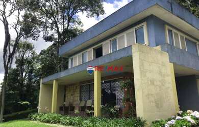 Imagem: A casa possui 4 Dormitórios, 2 Banheiros, 5 Vagas na garagem