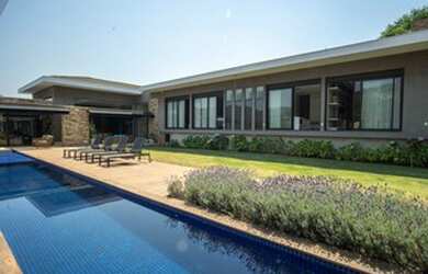 Imagem: A casa em condomínio possui 5 Dormitórios, 5 Banheiros, 5